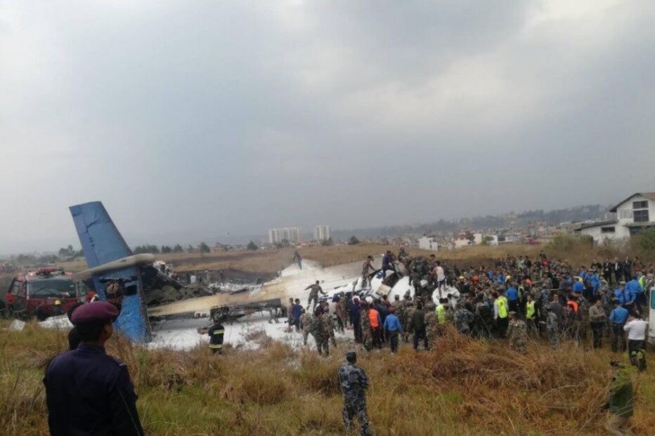avião, despenhou-se, nepal, aterragem, acidente aéreo