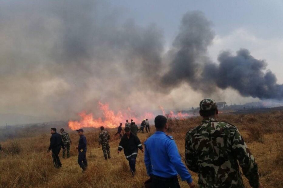 avião, despenhou-se, nepal, aterragem, acidente aéreo