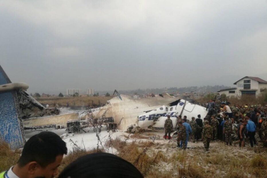 avião, despenhou-se, nepal, aterragem, acidente aéreo