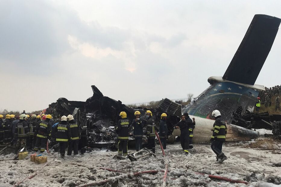 Avião despenha-se durante aterragem no Nepal