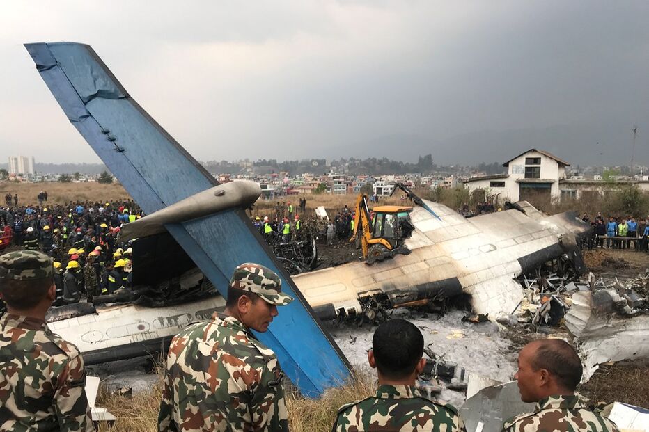 Avião despenha-se durante aterragem no Nepal