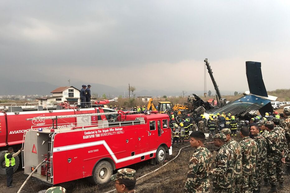 Avião despenha-se durante aterragem no Nepal
