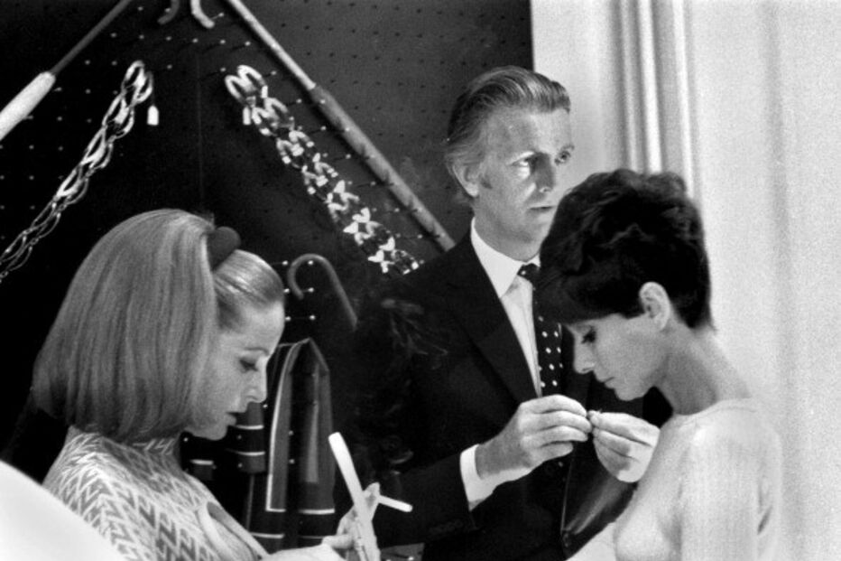 Estilista francês Hubert de Givenchy com a sua musa inspiradora Audrey Hepburn