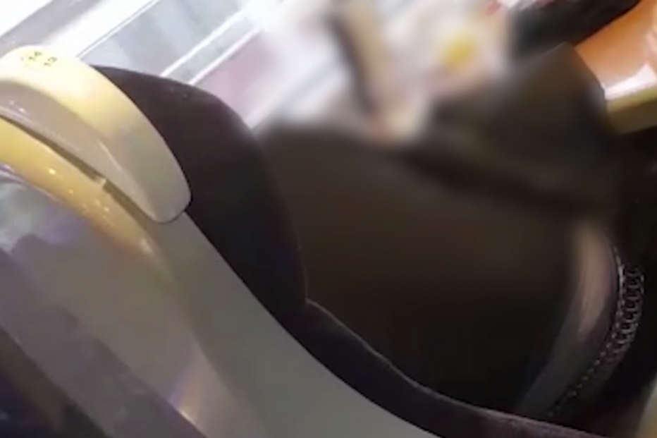 Casal de lésbicas filmado a ter relações sexuais dentro de comboio