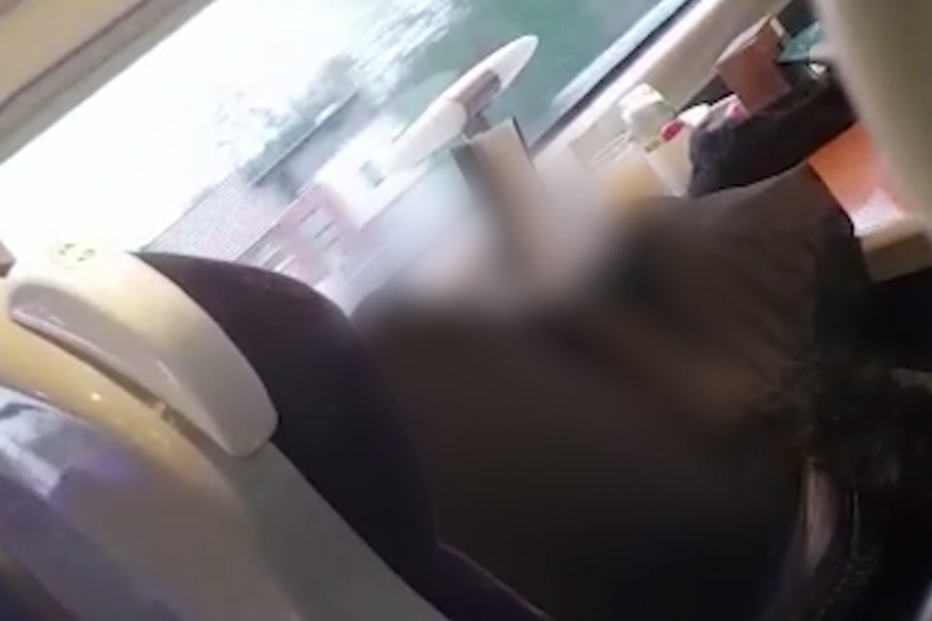 Casal de lésbicas filmado a ter relações sexuais dentro de comboio