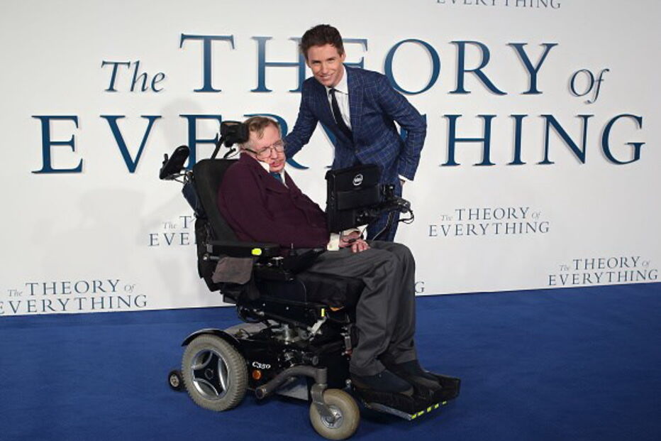 Stephen Hawking e Eddie Redmayne, o ator que fez de si próprio no filme 