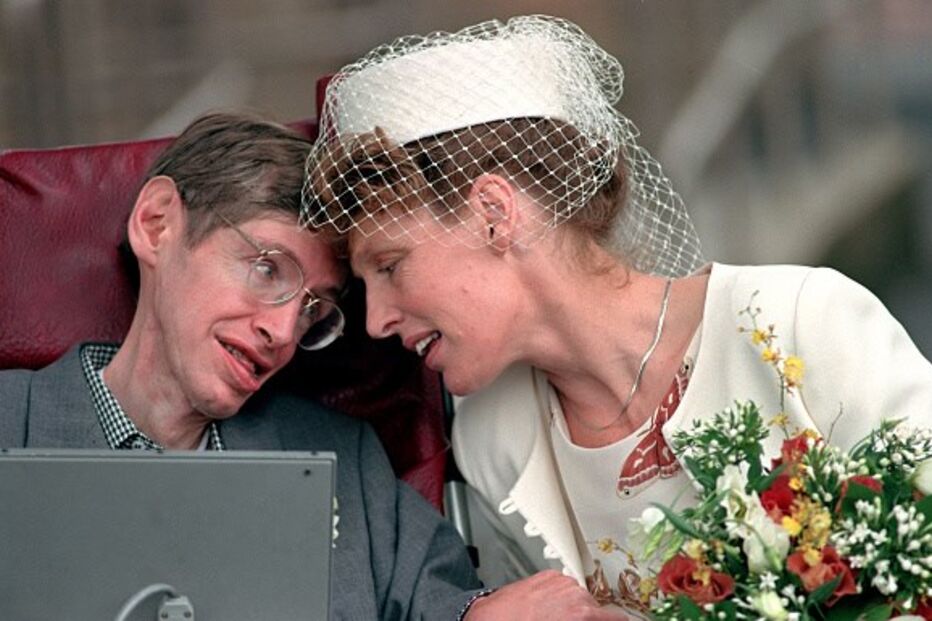 Stephen Hawking e a segunda mulher, Elaine Mason, no dia de casamento
