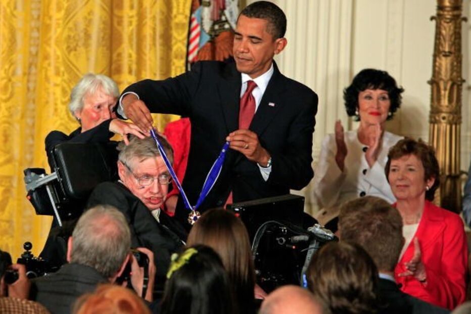 Stephen Hawking recebeu em mãos Medalha da Liberdade por parte do então presidente dos EUA Barack Obama