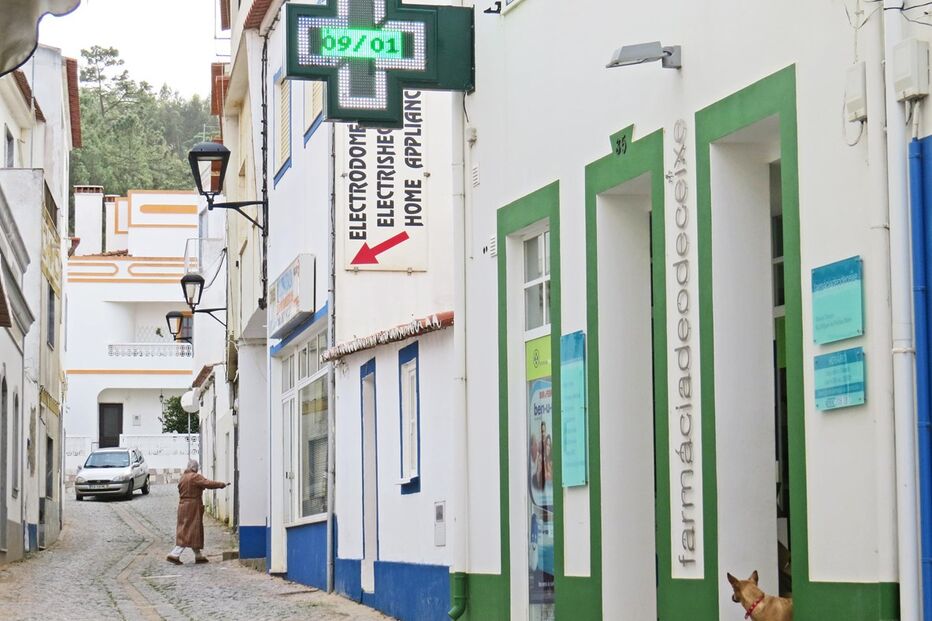 Rui Alves  estava ligado a três farmácias. Uma delas era em Odeceixe e chegou a ser alvo de buscas da Policia Judiciária