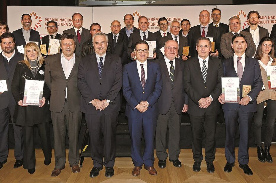 Imagem capturada após a cerimónia de entrega dos galardões do Prémio Nacional de Agricultura, que teve lugar no salão nobre do Hotel Ritz, em Lisboa. Armando Esteves Pereira, diretor-adjunto do CM e da CMTV, e o ministro da Agricultura posaram com os  17 galardoados 