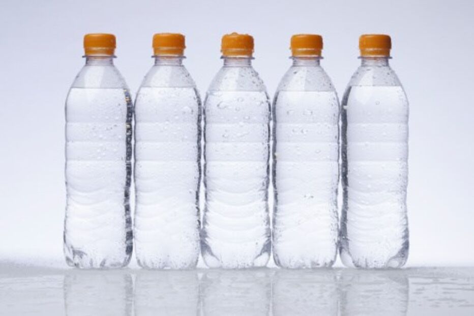 Estudo revela riscos de água engarrafada em plástico