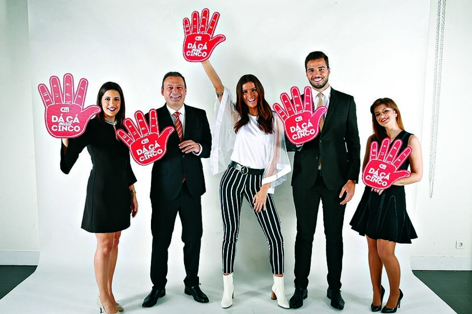 Caras da CMTV assinalam sucesso da estação com a mão ‘dá cá mais cinco’, que será oferecida amanhã com o CM. Entre também na festa e tire selfies para desejar os parabéns ao canal 