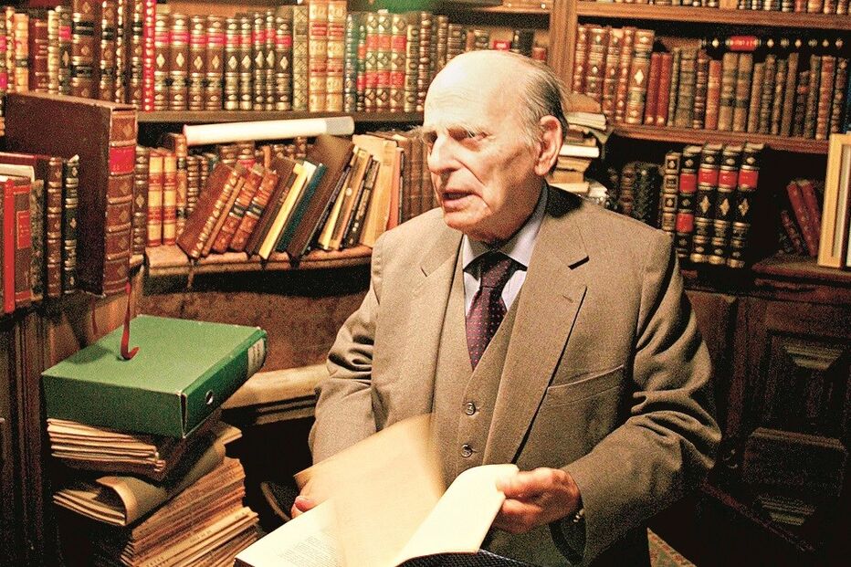 Hermano Saraiva rodeado de livros, como tanto gostava