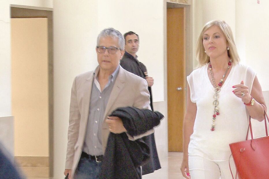 Joana Lima foi absolvida, em 2015, depois de acusada de favorecer familiares. À esquerda, o advogado Artur Marques