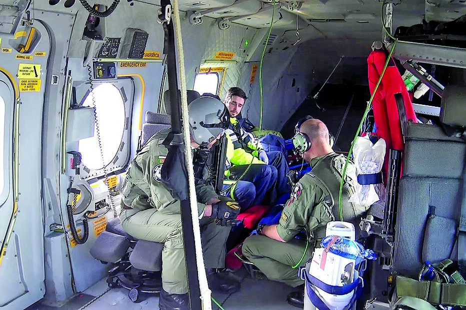Operacionais da Força Aérea e do INEM no interior do EH-101 durante o transporte para o hospital