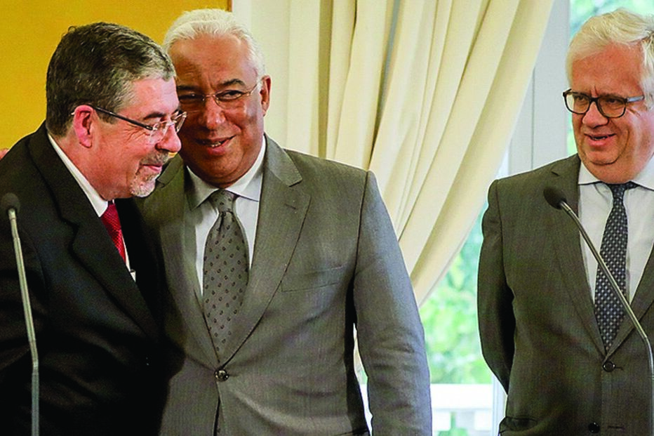António Costa anunciou medida após reunião matinal com o presidente da Associação Nacional de Municípios Portugueses, Manuel Machado (à esq.). Eduardo Cabrita, ministro da Administração Interna (à dir.), tutela a GNR, entidade que vai fiscalizar as limpezas 