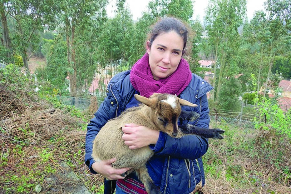 Ana Fontes, engenheira eletrotécnica, com a Fogaça ao colo