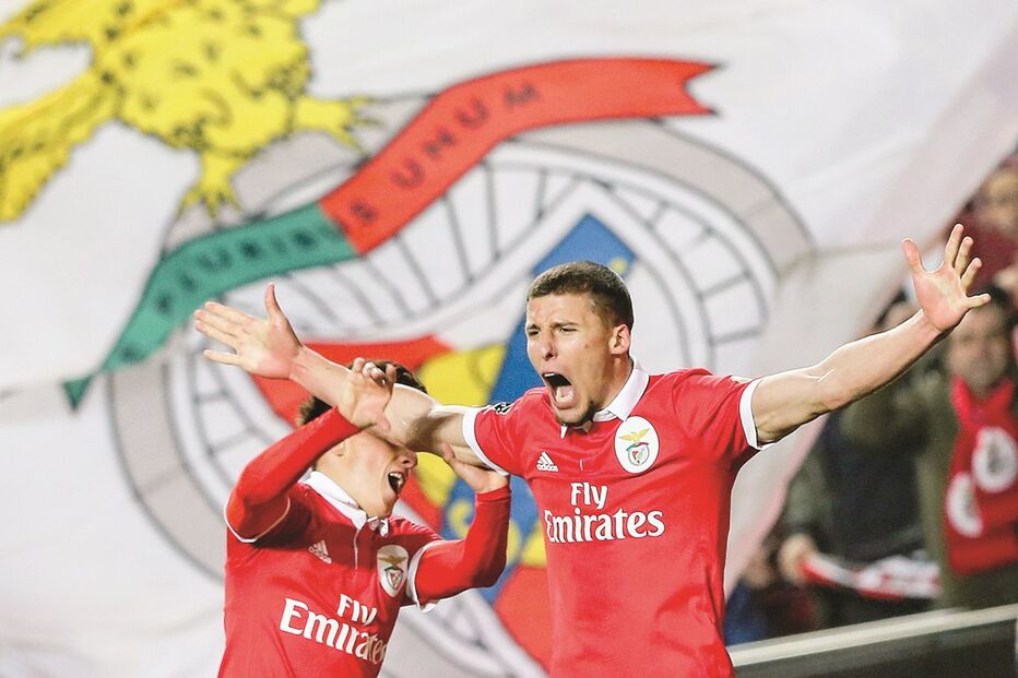 Rúben Dias tem 20 anos, é defesa-central do Benfica, e foi convocado pela primeira vez para a Seleção A