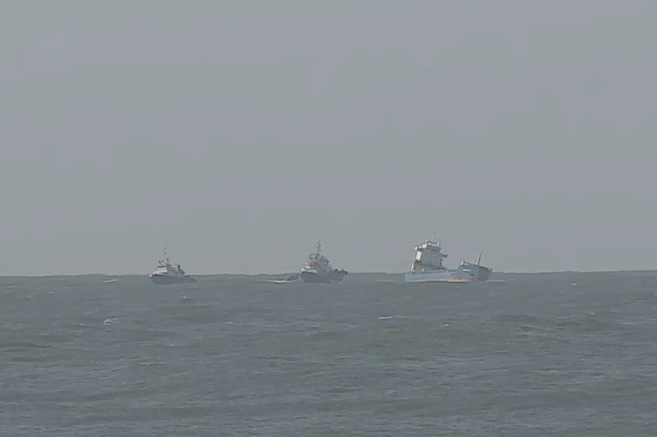 Navio Betanzos a ser rebocado depois de ter desencalhado