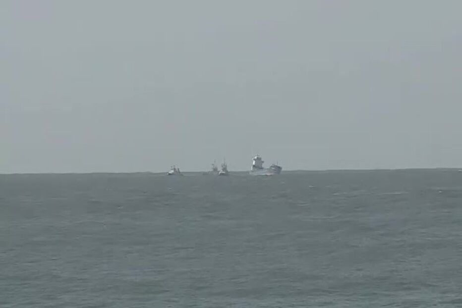 Navio Betanzos desencalhou na barra do Tejo