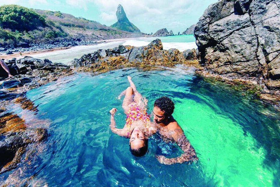 Bruna e Neymar após a  reconciliação, numa piscina natural 