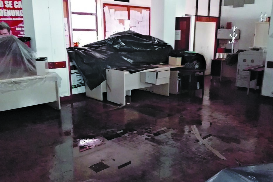 Chuva entrou no edifício e inundou várias salas, obrigando a um esforço dos funcionários para salvar os processos 