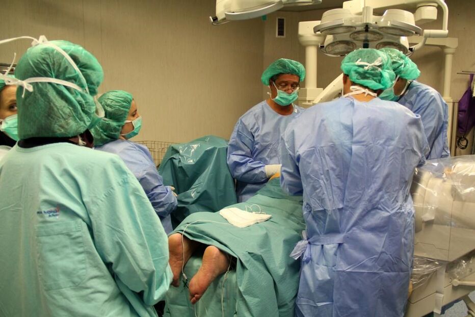 Cirurgia demora menos de uma hora e é feita com anestesia local. Na maior parte dos casos não implica internamento 