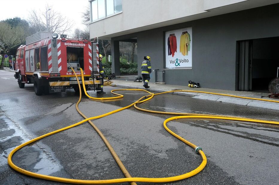 Prédio evacuado devido a incêndio em Leça da Palmeira