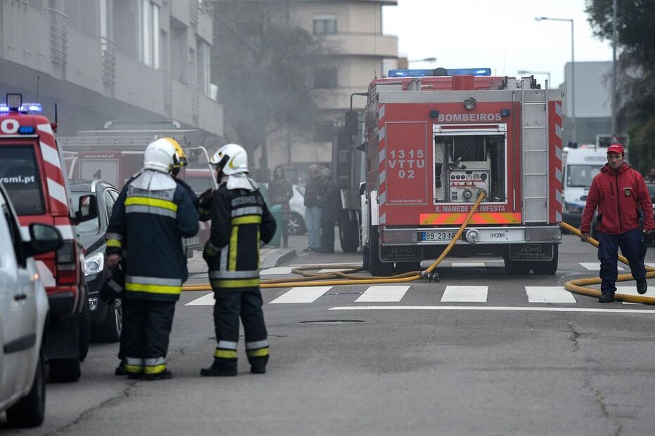 Prédio evacuado devido a incêndio em Leça da Palmeira