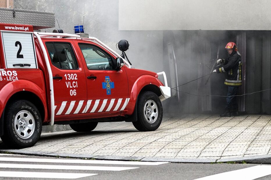 Prédio evacuado devido a incêndio em Leça da Palmeira