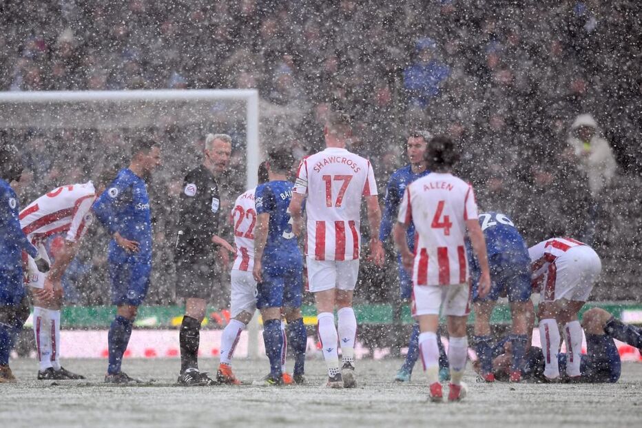 Equipas britânicas jogam na neve