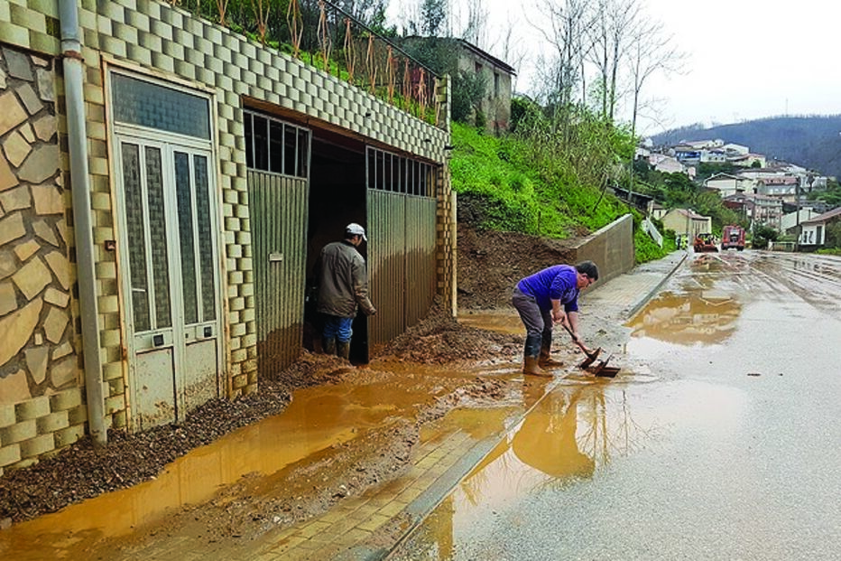 Deslizamento de terras na Estrada da Beira, em Coimbra