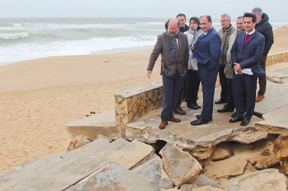 Ministro quer colocar uma estrutura mais leve no local onde se encontrava o paredão destruído, na praia de Faro  