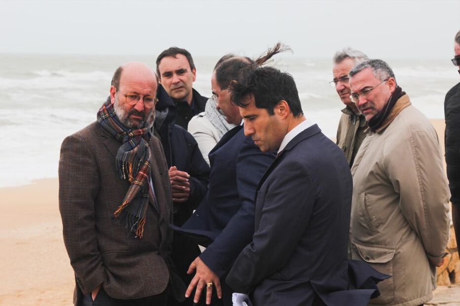 Ministro quer colocar uma estrutura mais leve no local onde se encontrava o paredão destruído, na praia de Faro  