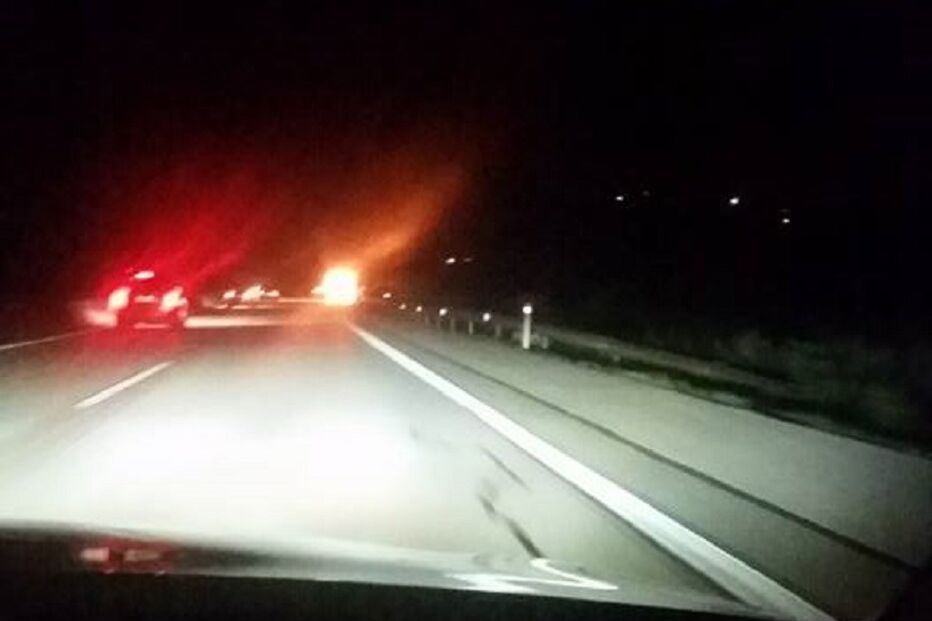 Veículo ardeu na berma da A22 