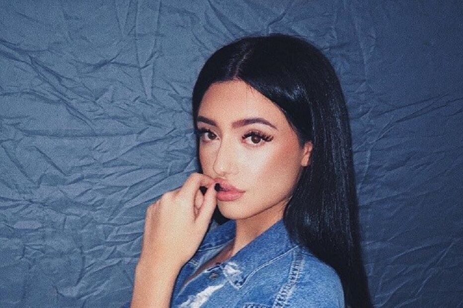 India -malhoa, cantora, adolescente, redes sociais