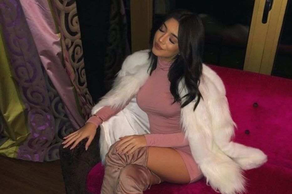 India -malhoa, cantora, adolescente, redes sociais