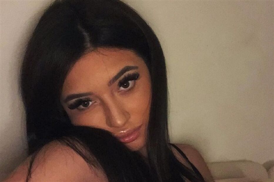 India -malhoa, cantora, adolescente, redes sociais