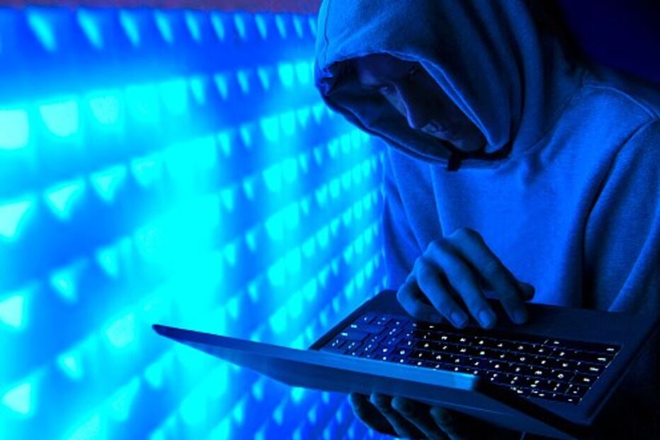 Laura Jane Tait, Twitter, crimes virtuais