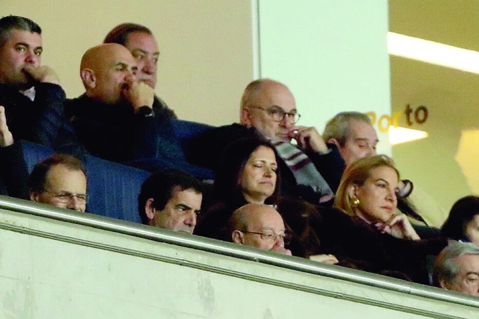 Pinto da Costa um pouco mais acima, na tribuna presidencial