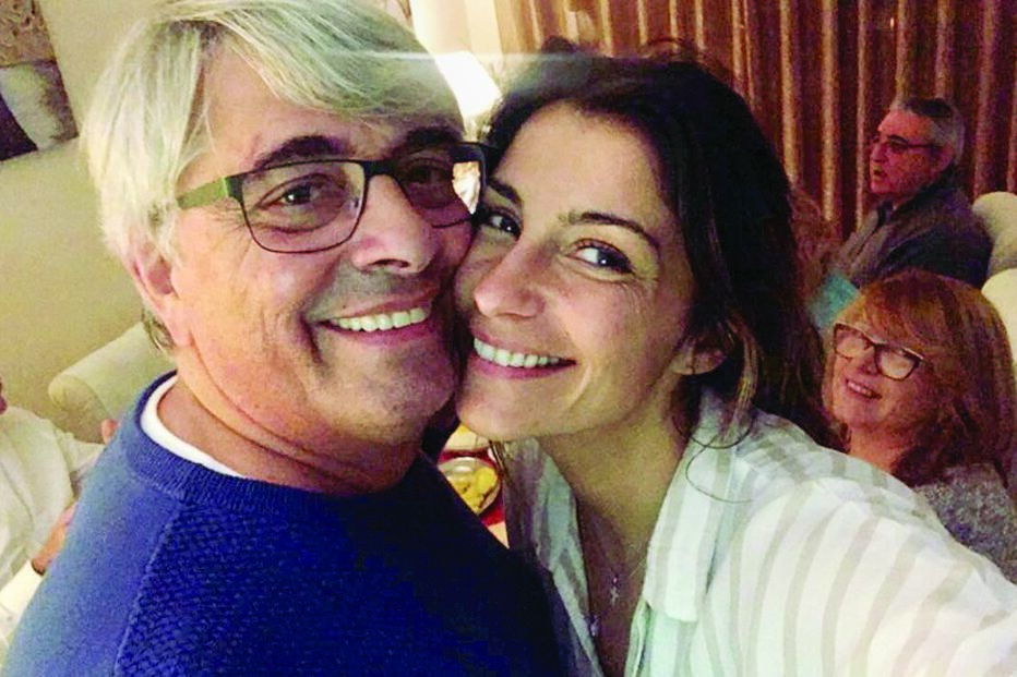 Isabel Figueira sorridente com o pai