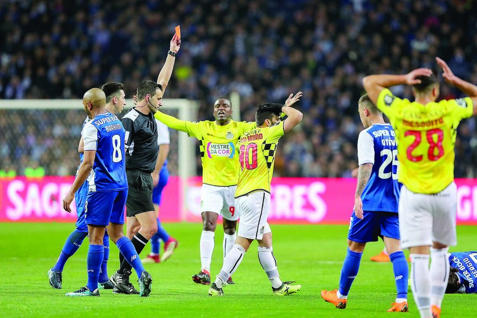 Árbitro Manuel Oliveira mostrou vermelho a Vítor Bruno mas corrigiu decisão  