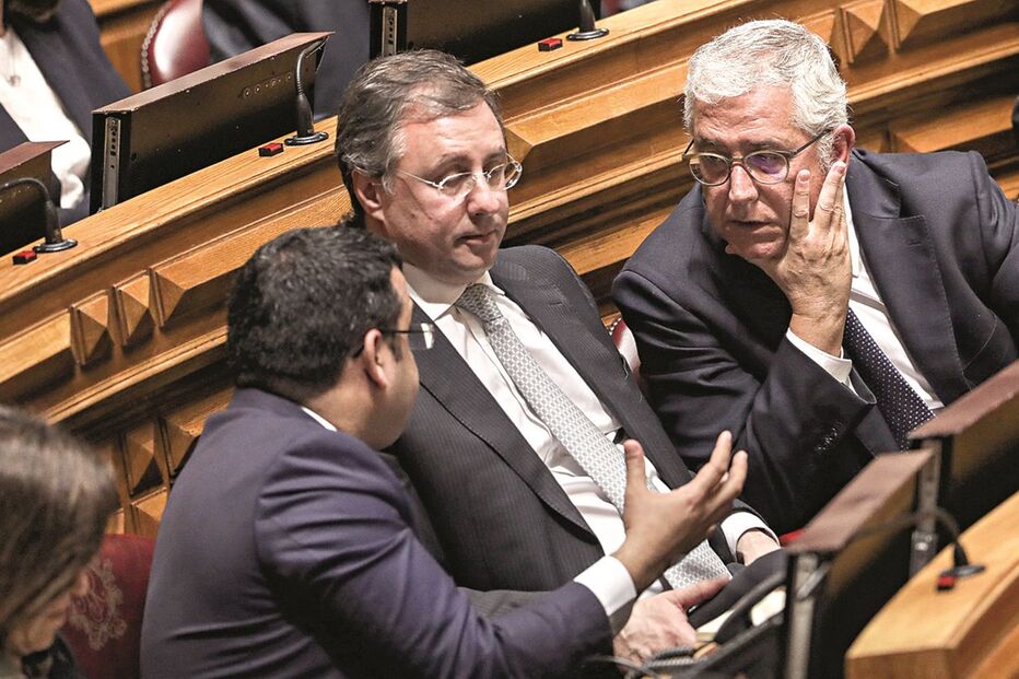 Na estreia de Fernando Negrão (à dir.) como líder parlamentar, Feliciano Barreiras Duarte (ao centro) surgiu ao seu lado na primeira fila do hemiciclo
