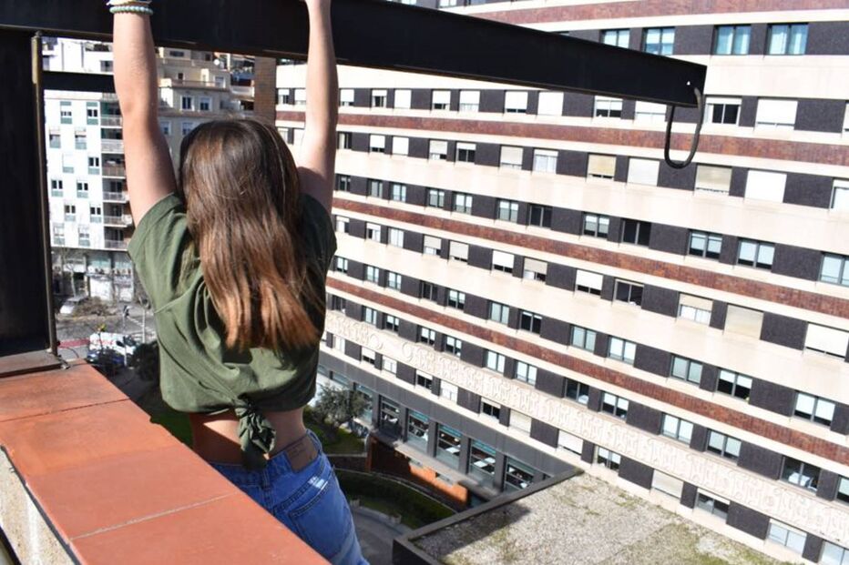 Jovem teve de ser resgatada depois de se pendurar em viga, em Barcelona