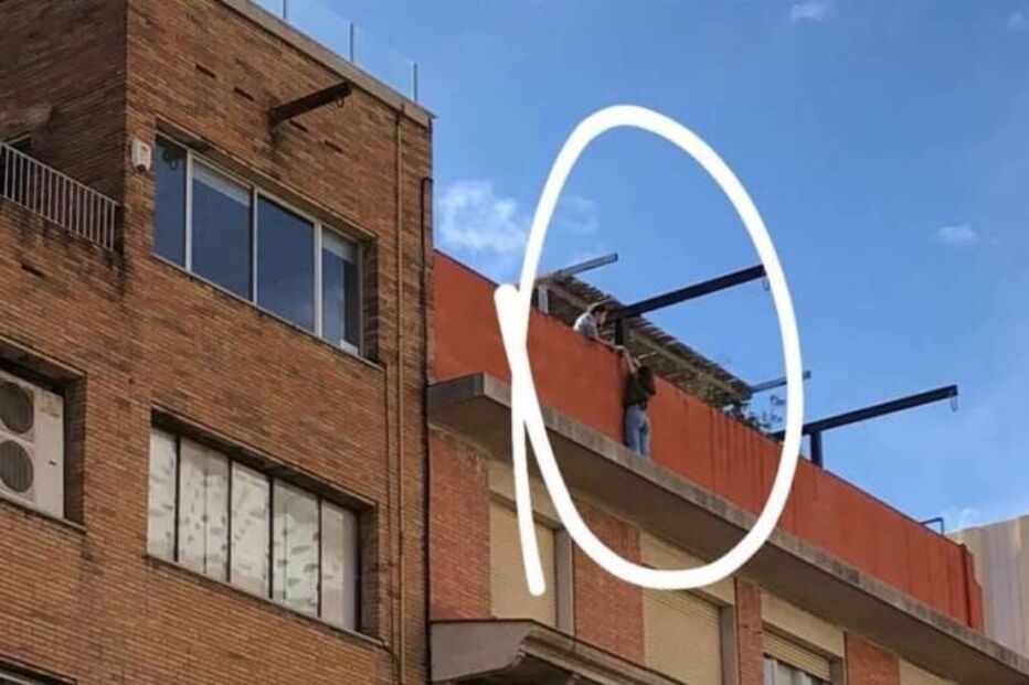Jovem teve de ser resgatada depois de se pendurar em viga, em Barcelona