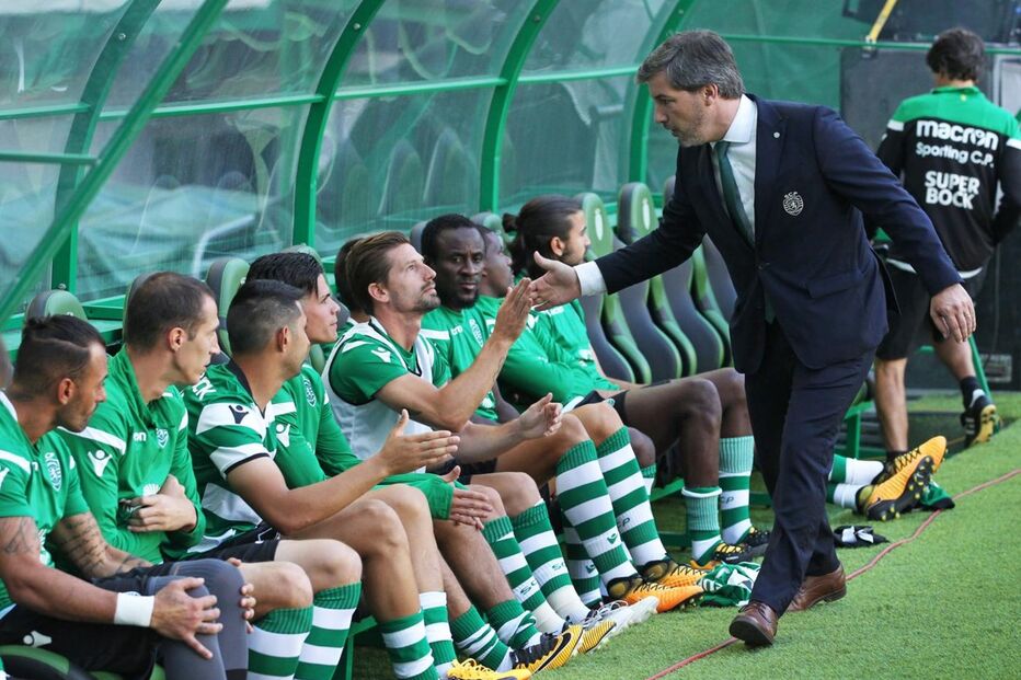 Adrien Silva com Bruno de Carvalho quando era capitão do Sporting