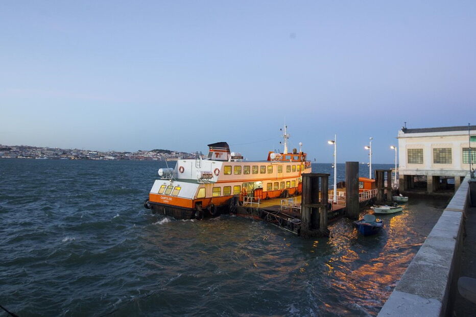 Cacilheiro no Tejo em Almada, junto ao cais do Ginjal