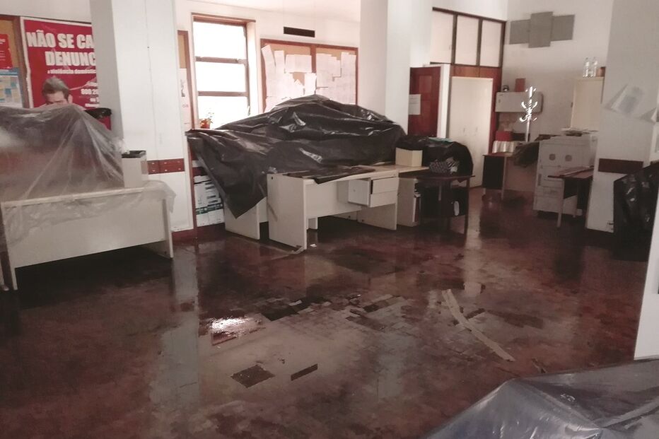 Instalações do Tribunal de Loulé ficaram inundadas e os tacos de madeira do chão estão a saltar em vários pisos 