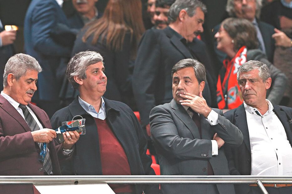 Mário Centeno no Estádio da Luz no dia 6 de dezembro ao lado de Luís Filipe Vieira, Fernando Gomes e Fernando Santos