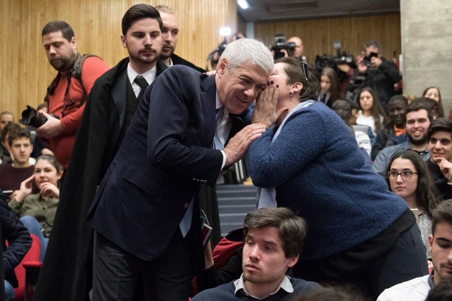 José Sócrates  falou para dezenas de estudantes na Faculdade  de Economia  da Universidade  de Coimbra  sobre a Europa 